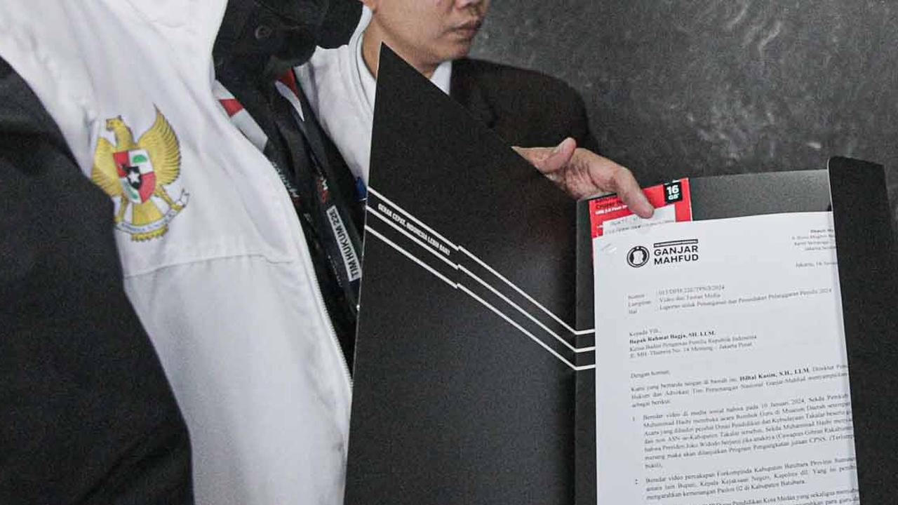 FOTO: Temukan Dugaan Kecurangan Pemilu, Tim Hukum TPN Ganjar-Mahfud Melapor ke Bawaslu RI