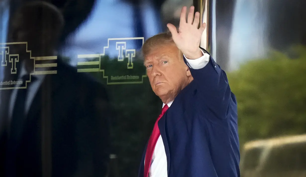 <p>Trump sempat melambaikan tangan kepada para pendukungnya saat dia berjalan masuk ke kediaman di Trump Tower. (AP Photo/Bryan Woolston)</p>