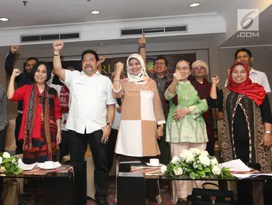Sebanyak 100 tokoh, akademisi, dan aktivis saat menggelar acara bertajuk 'Seruan Moral Kebinekaan' di Jakarta, Selasa (20/2). Ada sejumlah poin dalam acara Seruan Moral Kebinekaan. (Liputan6.com/Angga Yuniar)