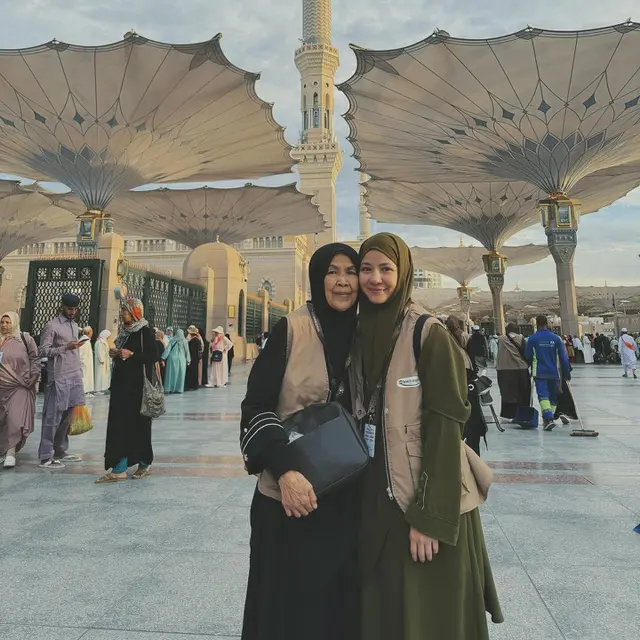Tampil Tanpa Makeup, Ini 7 Momen Natasha Rizky Jalani Umrah yang Banjir Pujian