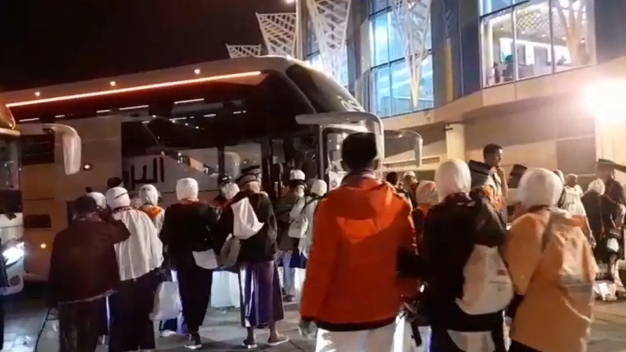 Jemaah haji Indonesia yang tiba di Bandara Prince Mohammed bin Abdulaziz lewat jalur fast track langsung diarahkan menuju bus yang disiapkan dan dikelola syarikat. (Liputan6.com/Dinny Mutiah)