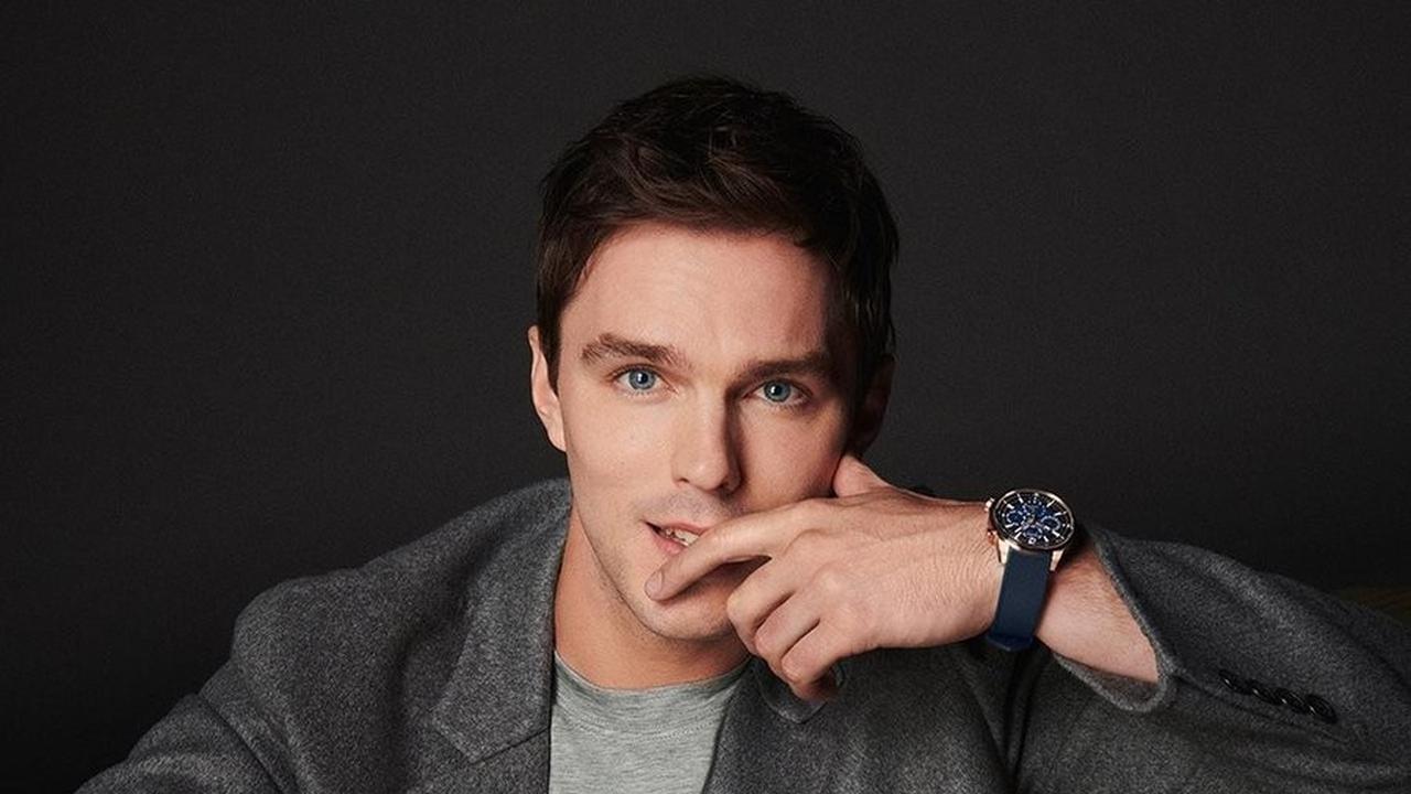 Nicholas Hoult, aktor berbakat asal Inggris dengan mata biru memikat, mencatatkan skor 89,84% dalam daftar pria tertampan 2024. Wajah simetrisnya sejalan dengan kemampuan akting luar biasanya.<br><br>