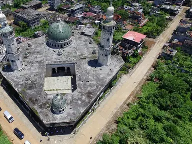 Foto udara menunjukkan Masjid Agung yang hancur di Kota Marawi, Mindanao, Filipina, 23 Mei 2019. Kota yang sempat dikuasai ISIS tersebut tetap menjadi reruntuhan, para ahli pun memperingatkan bahwa upaya rekonstruksi yang macet memperkuat daya tarik kelompok ekstremis. (Noel CELIS/AFP)