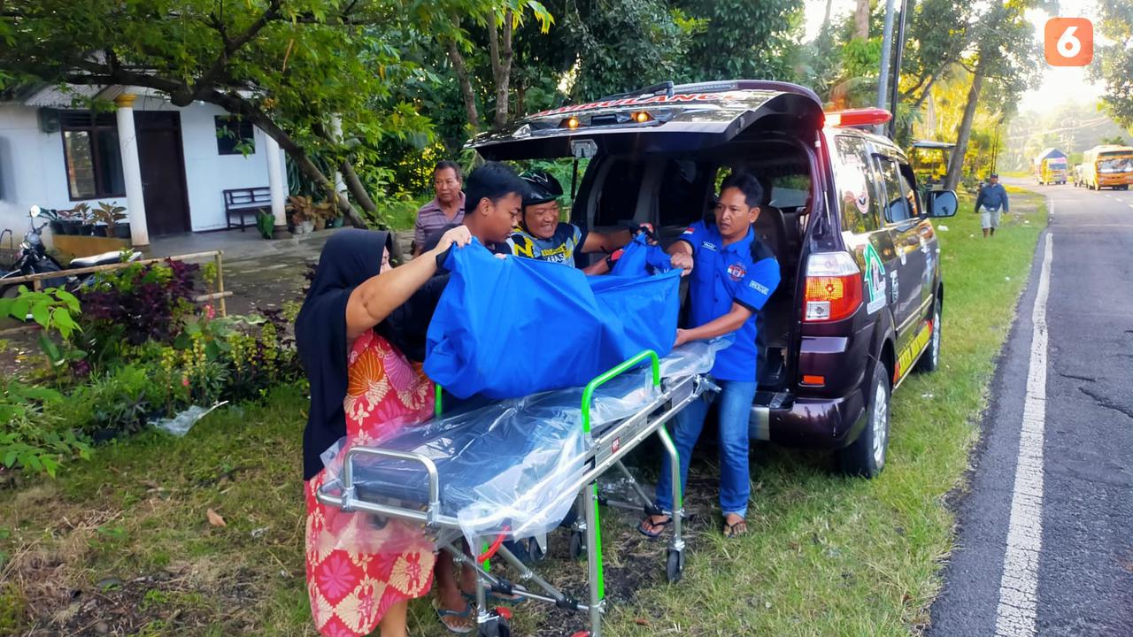 Lansia diduga korban tabrak lari dievakuasi ke RSUD Genteng Banyuwangi (Hermawan Arifianto/Liputan6.com)