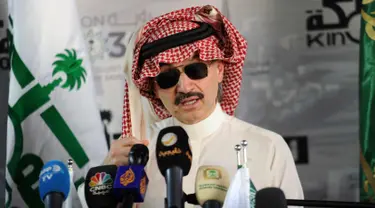 Pangeran Saudi Alwaleed bin Talal saat konferensi pers di Jeddah pada 11 Mei 2017. Alwaleed dilaporkan ditangkap oleh Komisi Anti Korupsi Arab Saudi terkait dugaan korupsi. (AFP Photo/Amer Hilabi)