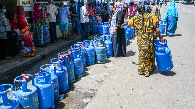 Antrean Warga Kolombo Beli Gas LPG