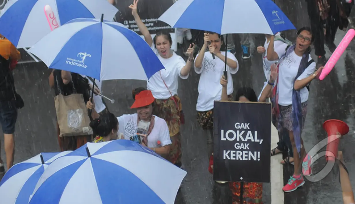 Kegiatan Even tahunan Indonesia Fashion Week gelar Sunday Dress Up dari Gedung Sapta Pesona, Kementerian Pariwisata menuju Bundaran Hotel Indonesia, Jakarta, Minggu (1/2/2015). (Liputan6.com/Herman Zakharia)