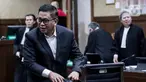 Terdakwa kasus dugaan suap pergantian antar-waktu (PAW) anggota DPR RI Harun Masiku dan perkara perintangan penyidikan, Hasto Kristiyanto usai mengikuti sidang pembacaan tuntutan di Pengadilan Tindak Pidana Korupsi (Tipikor) Jakarta, Kamis (3/7/2025). (Liputan6.com/Herman Zakharia)