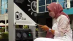 Seorang perempuan mengisi ulang daya ponsel pada stasiun Pengisian Listrik Bertenaga Surya atau Solar Charging Station di kawasan Transit Oriented Development (TOD) I Dukuh Atas, Jakarta, Rabu (10/11/2022). PT Mass Rapid Transit (MRT) Jakarta menyediakan tiga Solar Charging Station yang tersebar di area TOD I Dukuh Atas. (Liputan6.com/Johan Tallo)