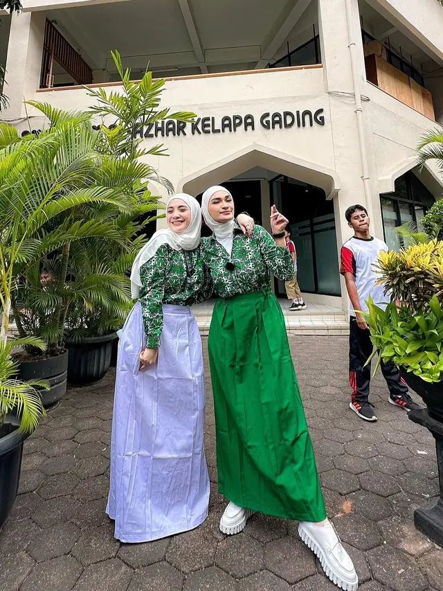 Nagita Slavina pakai baju batik sekolah