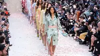 Intip Belt Payudara dan 7 Tren dari London Fashion Week 2017