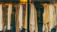 Fast fashion dikenal sebagai produksi massal pakaian secara cepat, murah, dan umumnya berkualitas rendah. (Foto: Unsplash/Hannah Morgan)