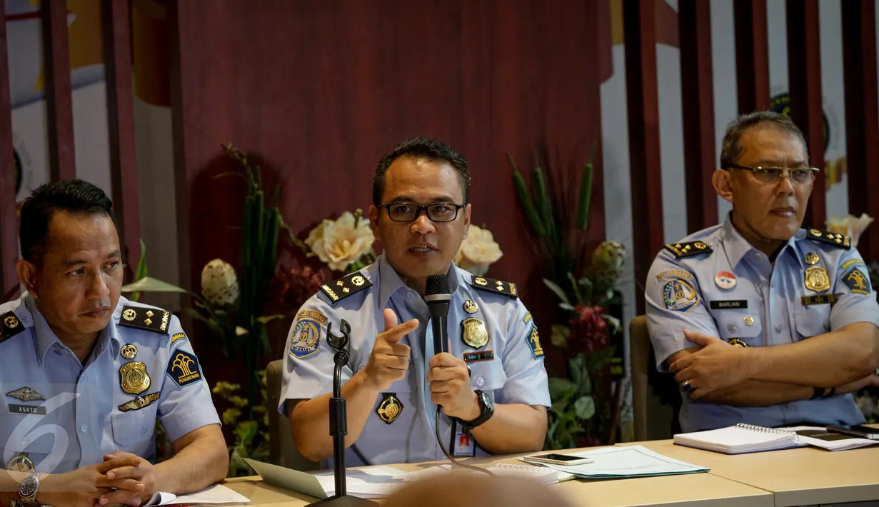 Kabag Humas Imigrasi Agung Sampurno (tengah) saat menggelar jumpa pers di Kantor Imigrasi, Jakarta, Senin (20/3). Syarat rekening Rp 25 juta dihapuskan bagi semua, termasuk yang mengurus paspor untuk wisata. (Liputan6.com/Faizal Fanani)
