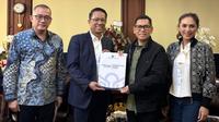 Menteri Hukum dan Hak Asasi Manusia (Menkumham) Supratman Andi Agtas menyerahkan Surat Keputusan (SK) kepengurusan Partai Golkar hasil Musyawarah Nasional (Munas) Ke-XI. (Foto: Istimewa).