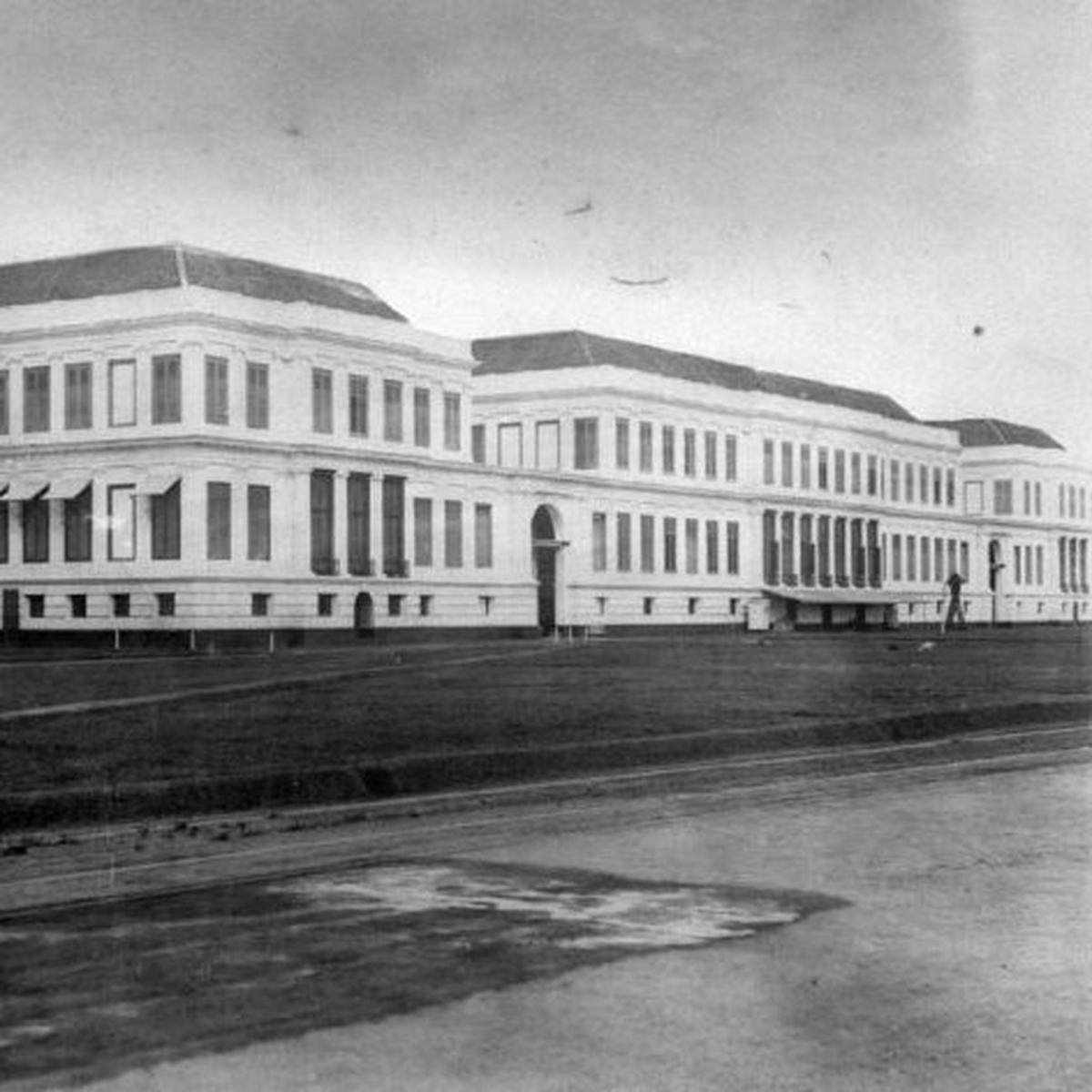 Gedung A.A Maramis yang dulu jadi istana Daendels