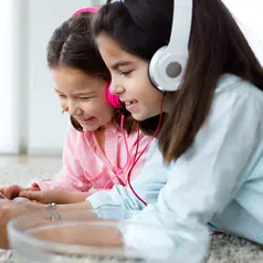 Di tengah derasnya arus informasi dan distraksi digital, membangun komunikasi yang hangat dengan anak menjadi tantangan tersendiri bagi orangtua. Notifikasi ponsel, pekerjaan yang tak ada habisnya, hingga rutinitas harian sering kali membuat percakapan dengan anak hanya sebatas formalitas. (foto/dok: freepik/nensuria)