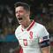 Robert Lewandowski. Striker Timnas Polandia berusia 33 tahun ini telah membuat 6 hattrick dari total 72 gol dalam 127 laga internasional. Hattrick pertamanya dibuat saat ia mencetak 4 gol ke gawang Gibraltar pada kualifikasi Piala Eropa, 7 September 2014 yang berkesudahan 7-0. (AFP/Pool/David Ramos)