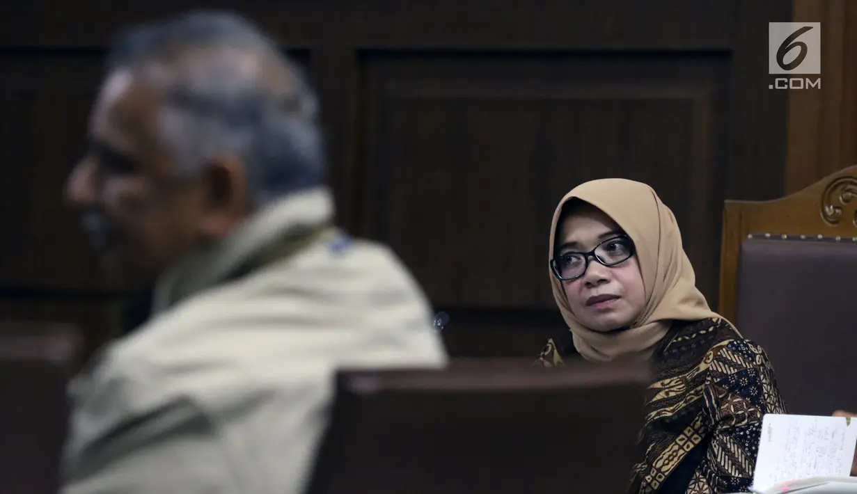 Terdakwa dugaan suap kesepakatan kontrak kerja sama PLTU Riau-1, Eni Maulani Saragih menyimak keterangan Dirut PT PLN, Sofyan Basir di Pengadilan Tipikor, Jakarta, Selasa (11/12). (Liputan6.com/Helmi Fithriansyah)
