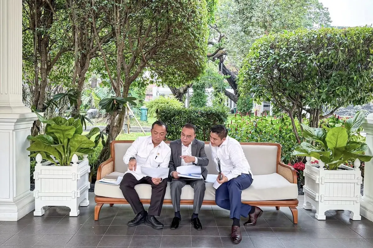 Wakil Ketua DPR RI Sufmi Dasco Ahmad berdiskusi dengan Menteri Sekretaris Negara (Mensesneg) Prasetyo Hadi dan Sekretaris Kabinet (Seskab) Letkol Teddy Indra Wijaya.