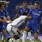 Para pemain Chelsea mengawal ketat pemain Olympique Lyon, Memphis Depay (tengah), pada laga International Champions Cup 2018, di Stamford Bridge, London, Selasa (7/8/2018). (AFP/Ian Kington)