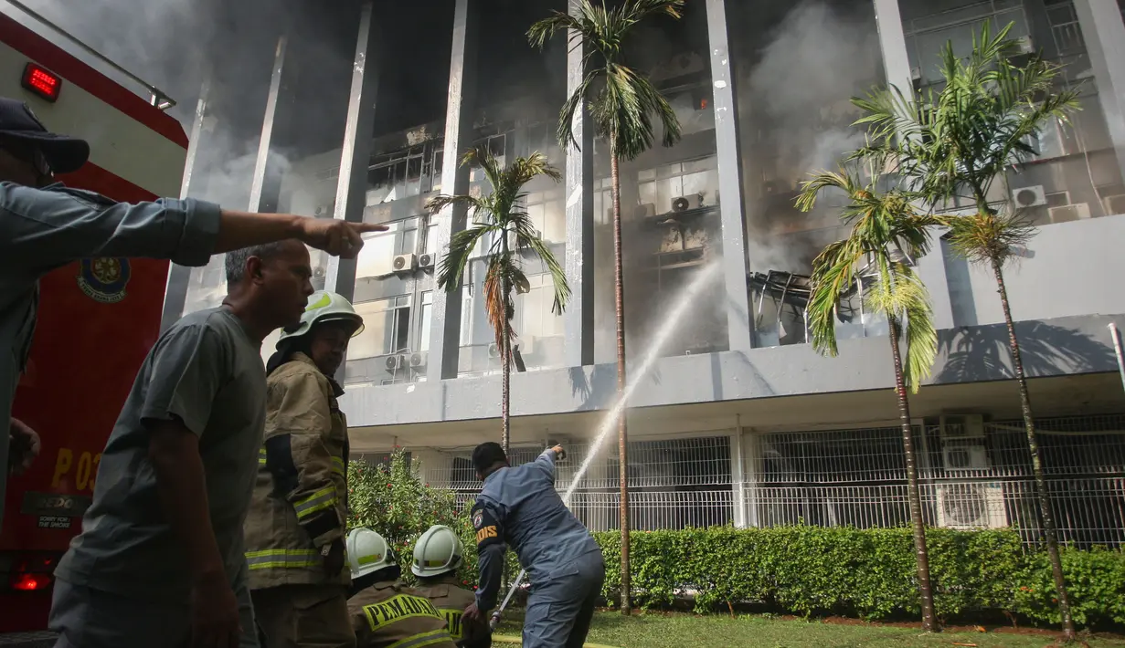 Badan Penanggulangan Bencana Daerah (BPBD) DKI Jakarta menyatakan 103 personel dari tim gabungan serta 21 unit mobil damkar dikerahkan untuk memadamkan kobaran api. (merdeka.com/Arie Basuki)