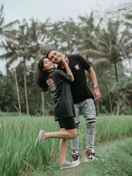 Hubungan keduanya pun terlihat sejak masing-masing unggah momen kebersamaan pada bulan Juli 2020. Banyak netizen membanjiri kolom komentar keduanya atas kedekatan keduanya. Tidak sedikit netizen pun membicarakan mantan Marco yang merupakan selebgram. (Liputan6.com/IG/@debisagita)