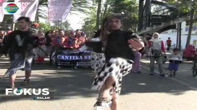 Hari Tari Dunia atau World Dance Day yang jatuh pada tanggal 29 April diperingati warga dan penari Kota Bandung dengan menggelar pertunjukan seni tari 18 jam non-stop.