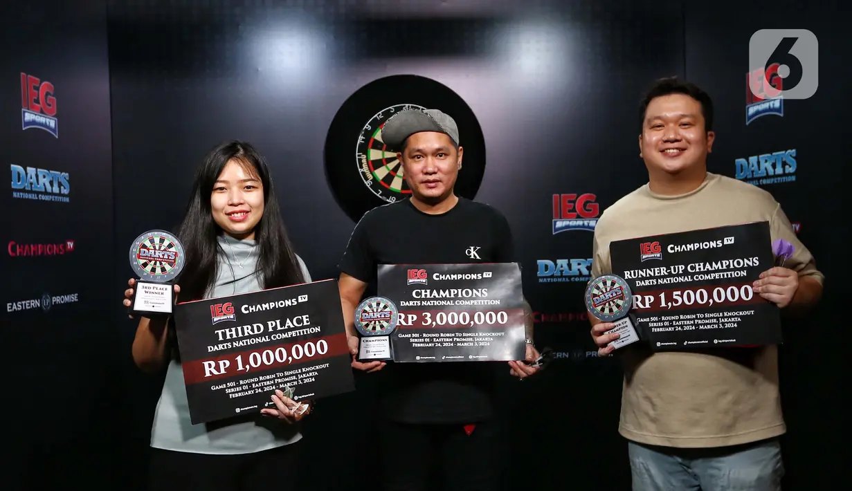 Para peraih gelar juara kompetisi Darts National Competition Series 01, Jessica Christina (Juara 3), Tirta Suparjo (Juara 1), Frangky Yohanes (Juara 2) berfoto bersama di Eastern Promise, Kemang, Jakarta, Sabtu (2/3/2024 (Liputan6.com/Angga Yuniar)