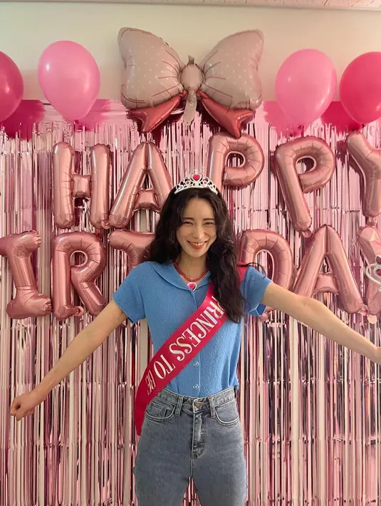 Gemas, di hari ulang tahunnya, Lim Ji Yeon tampil kasual dengan atasan rajut berkerah dan berlengan pendek berwarna biru. Penampilannya ini dipadu dengan celana jeans abu-abu, rambut ikal panjangnya dibiarkan tergerai dan ia memakai tiara bak seorang princess. Foto: Instagram.