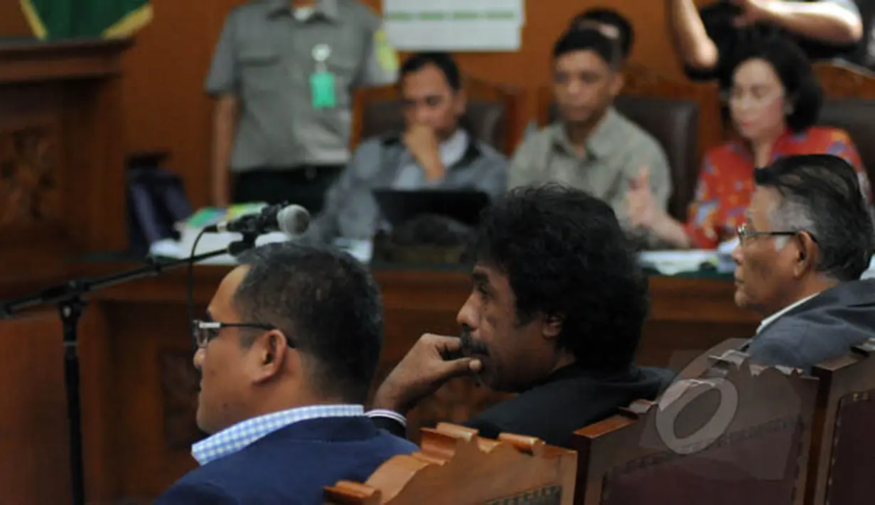 Sidang lanjutan praperadilan BG terhadap KPK kembali digelar di Pengadilan Negeri Jakarta Selatan, Rabu (11/2/2015). Tampak, DR Margarito (tengah) hadir sebagai saksi pada sidang lanjutan praperadilan BG terhadap KPK. (Liputan6.com/Helmi Fithriansyah)
