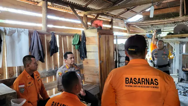 Sebanyak 8 pekerja terjebak di dalam lubang tambang emas di Pancurendang, Ajibarang, Banyumas. (Foto: Liputan6.com/Basarnas)