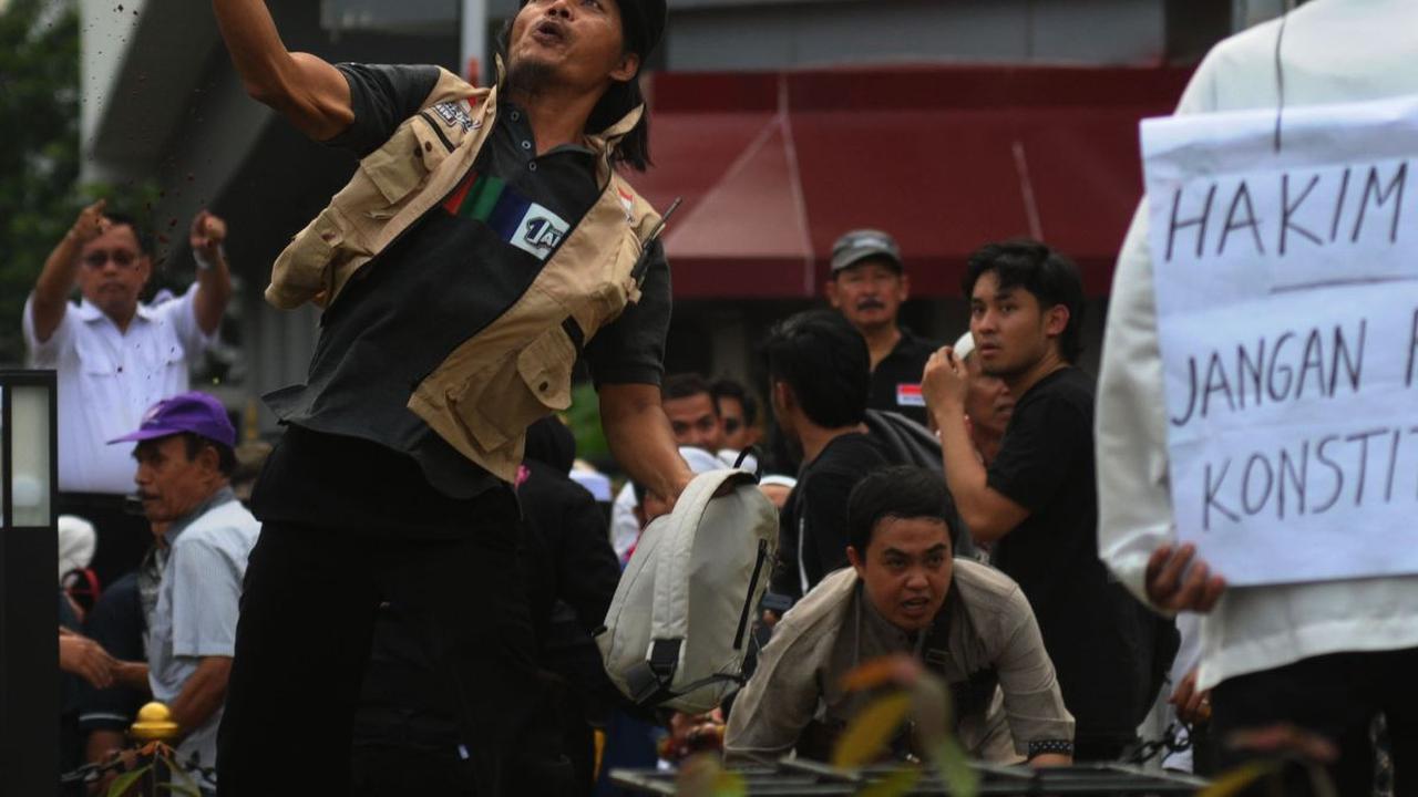 Kericuhan yang melibatkan dua kelompok pengunjuk rasa mewarnai aksi demo di kawasan Patung Kuda, Jakarta, Jumat (19/4/2024). <br><br>Awalnya, massa yang menolak pemilu curang menggelar aksi terlebih dahulu di lokasi tersebut. Merdeka.com/Imam Buhori