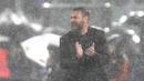 Pelatih AS Roma, Daniele De Rossi, memberikan semangat kepada anak asuhnya saat melawan Inter Milan pada pekan ke-24 Serie A 2023/2024 di Stadio Olimpico, Minggu (11/2/2024). Hasil ini mengakhiri tren positif Roma di bawah kendali De Rossi. Setelah menang pada tiga laga awal, Roma akhirnya kalah di tangan Inter Milan. (AP Photo/Alessandra Tarantino)