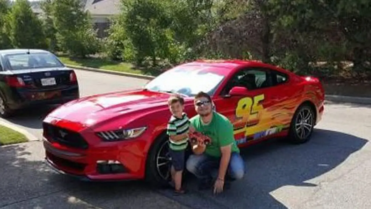 Menyulap Tampilan Ford Mustang Jadi Tokoh Kartun Cars
