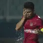 Bek Timnas Indonesia, Nurhidayat Haris, melepas dahaga saat melawan Thailand pada laga PSSI 88th U-19 di Stadion Pakansari, Jawa Barat, Minggu (23/9/2018). Kedua negara bermain imbang 2-2. (Bola.com/Vitalis Yogi Trisna)