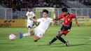 Pemain Timor Leste U-20, Luis Figo (kanan) berusaha mencetak gol dibayangi pemain Timnas Indonesia U-20, Kadek Arel pada laga Grup F Kualifikasi Piala Asia U-20 2025 di Stadion Madya, Senayan, Jakarta, Jumat (27/09/2024). (Bola.com/Bagaskara Lazuardi)