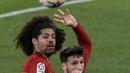 Bek Barcelona, Clement Lenglet berebut bola udara dengan dua pemain Osasuna, Jonathan Calleri dan Aridane pada pertandingan lanjutan La Liga Spanyol di stadion El Sadar di Pamplona, Spanyol, Minggu (7/3/2021). Barcelona menang atas Osasuna 2-0. (AP Photo/Alvaro Barrientos)