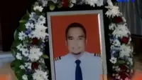 Usai disalatkan, jasad almarhum kopilot Aviastar Febby disemayamkan di masjid hingga pagi ini sebelum dimakamkan.