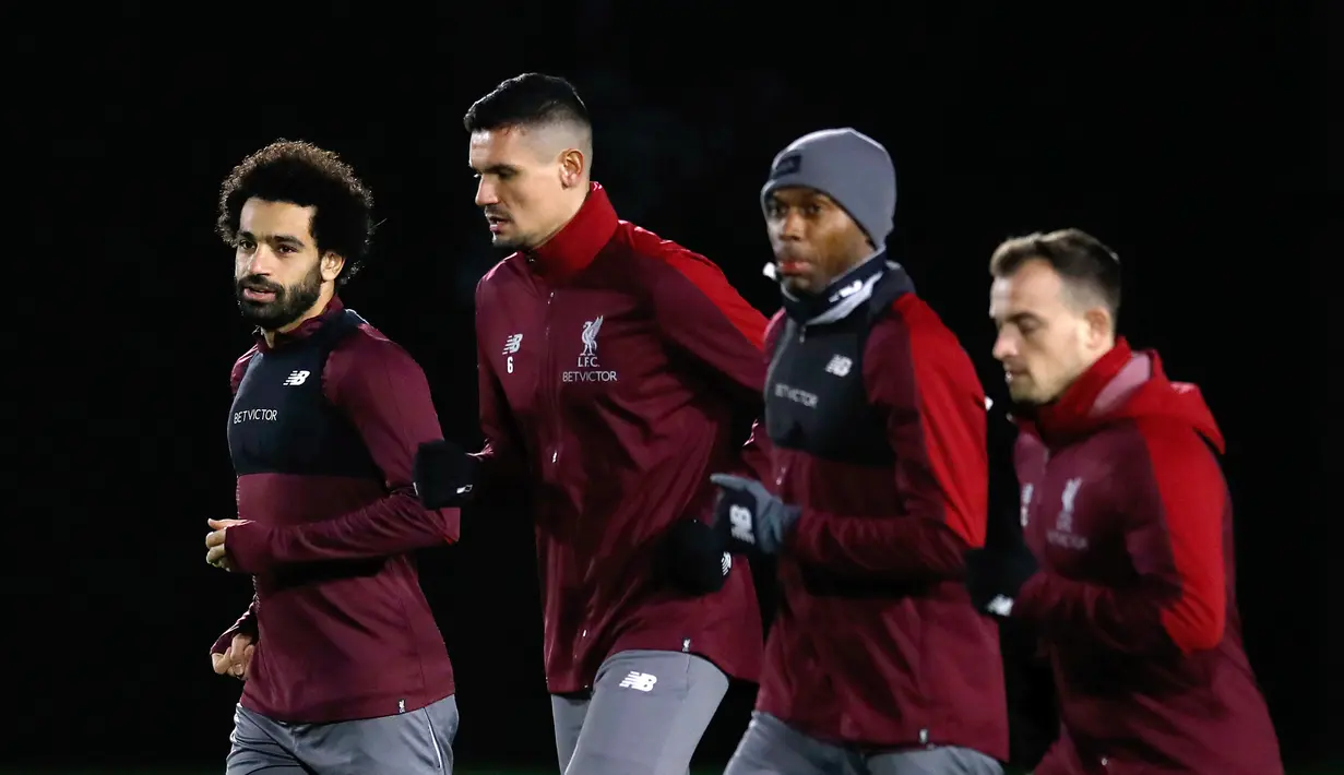 Penyerang Liverpool Mohamed Salah (kiri) bersama rekan-rekan setimnya berlatih jelang menghadapi Napoli pada matchday keenam Grup C Liga Champions di Melwood Training Ground, Liverpool, Inggris, Senin (10/12). (Martin Rickett/PA via AP)