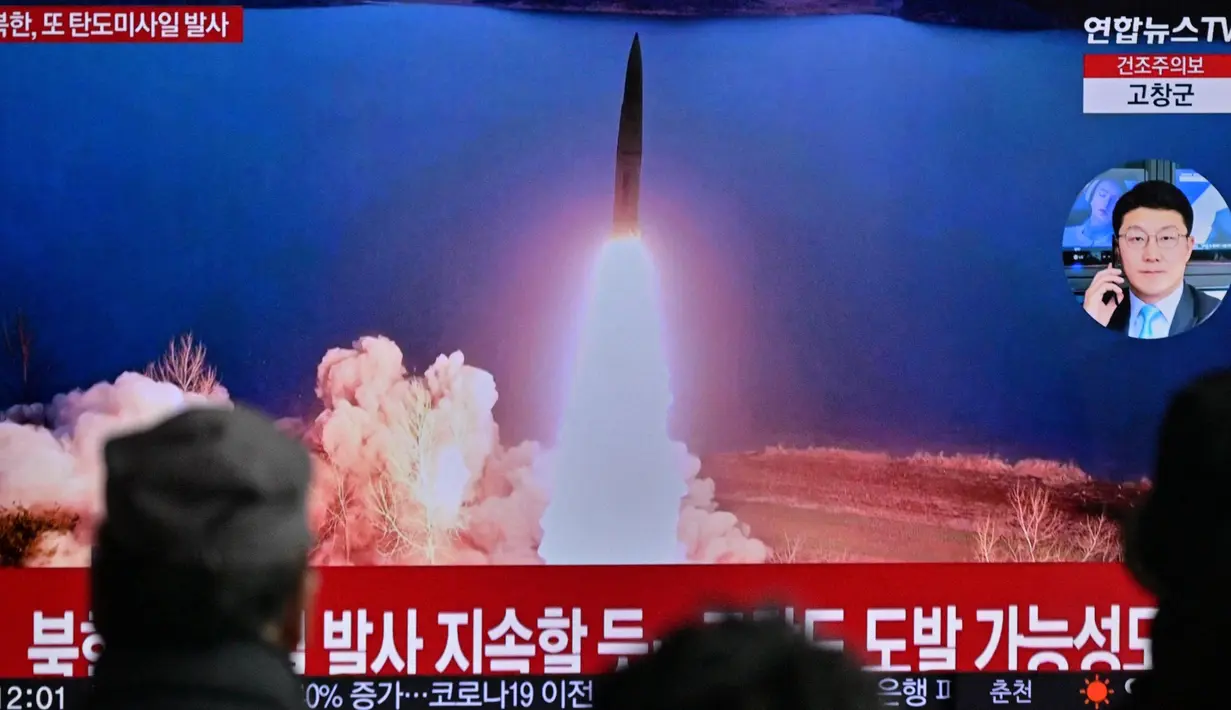 Korea Utara meluncurkan rudal balistik jarak pendek ke arah laut pada hari Minggu 19 Maret 2023. (Anthony WALLACE/AFP)