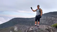 Kader Partai Gerindra, Fernando Wowor berpose saat hiking di Gunung Gede Pangrango. Fernando Wowor merupakan korban tewas tertembak senjata api anggota Brimob berinisial AR di Bogor, Jawa Barat. (Facebook/Fernando Wowor)
