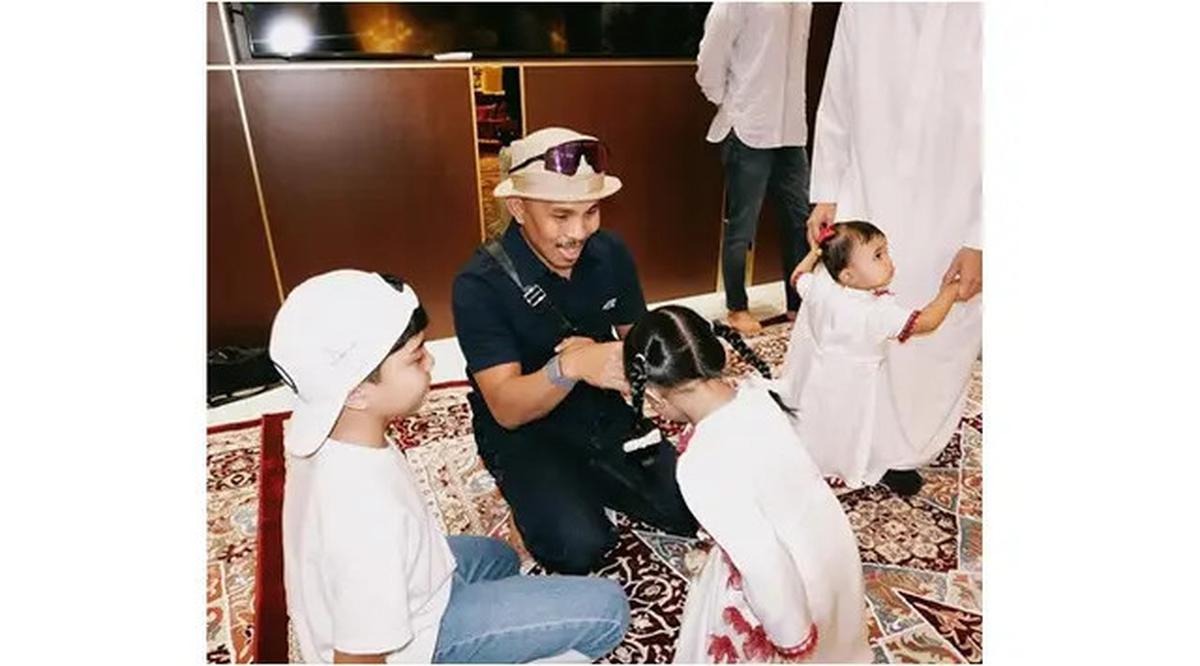 6 Potret Gen Halilintar di Tasyakuran 4 Bulan Kehamilan Aaliyah Massaid, Beri Doa