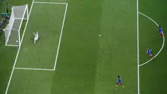Hugo Lloris gagal menahan laju bola sepakan pemain Portugal, Eder pada laga final piala Eropa 2016 antara Prancis vs Portugal di Stade de France, Saint-Denis, Prancis, (10/7/2016). (REUTERS/Kai Pfaffenbach)