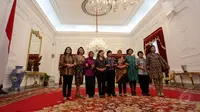  Para anggota Pansel KPK berpose bersama di Istana Negara usai bertemu dengan Presiden Joko Widodo, Jakarta, Senin (25/5/2015). (Liputan6.com/Faizal Fanani)