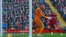 Aksi Mohamed Salah mencoba melewati para pemain Fulham FC pada laga lanjutan Premier League yang berlangsung di stadion Anfield, Liverpool. Liverpool menang 2-0. (AFP/Lindsay Parnaby)