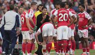 Mikel Arteta memberikan instruksi pada skuad Arsenal di laga lawan Manchester City di pekan kelima Liga Inggris 2025/26 di Emirates Stadium, Minggu (21/09/2025). (AP Photo/Kin Cheung)