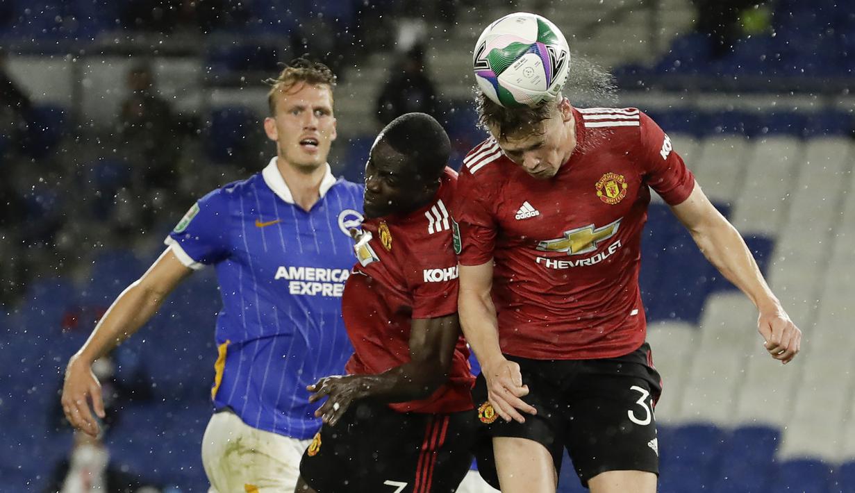 Gelandang Manchester United, Scott McTominay, menyundul bola saat menghadapi Brighton pada laga Carabao Cup di Stadion Falmer, Kamis (1/10/2020) dini hari WIB. Manchester United menang 3-0 atas Brighton. (Matt Dunham/Pool via AP)
