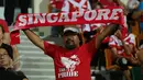 Salah satu suporter membentang syal saat menyaksikan laga timnas Singapura U-23 melawan Filipina di penyisihan grup A Sea Games 2015 di Stadion Jalan Besar, Singapura, Senin (1/6/2015). Singapura unggul 1-0. (Liputan6.com/Helmi Fithriansyah)