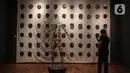 Pengunjung melihat karya seni dalam pameran bertajuk Para Sekutu yang Tidak Bisa Berkata Tidak di Galeri Nasional Indonesia, Jakarta, Jumat (28/1/2022). Pameran diinisasi oleh Galeri Nasional Indonesia dan Goethe-Institut Indonesien berlangsung hingga 27 Februari 2022. (Liputan6.com/Faizal Fanani)