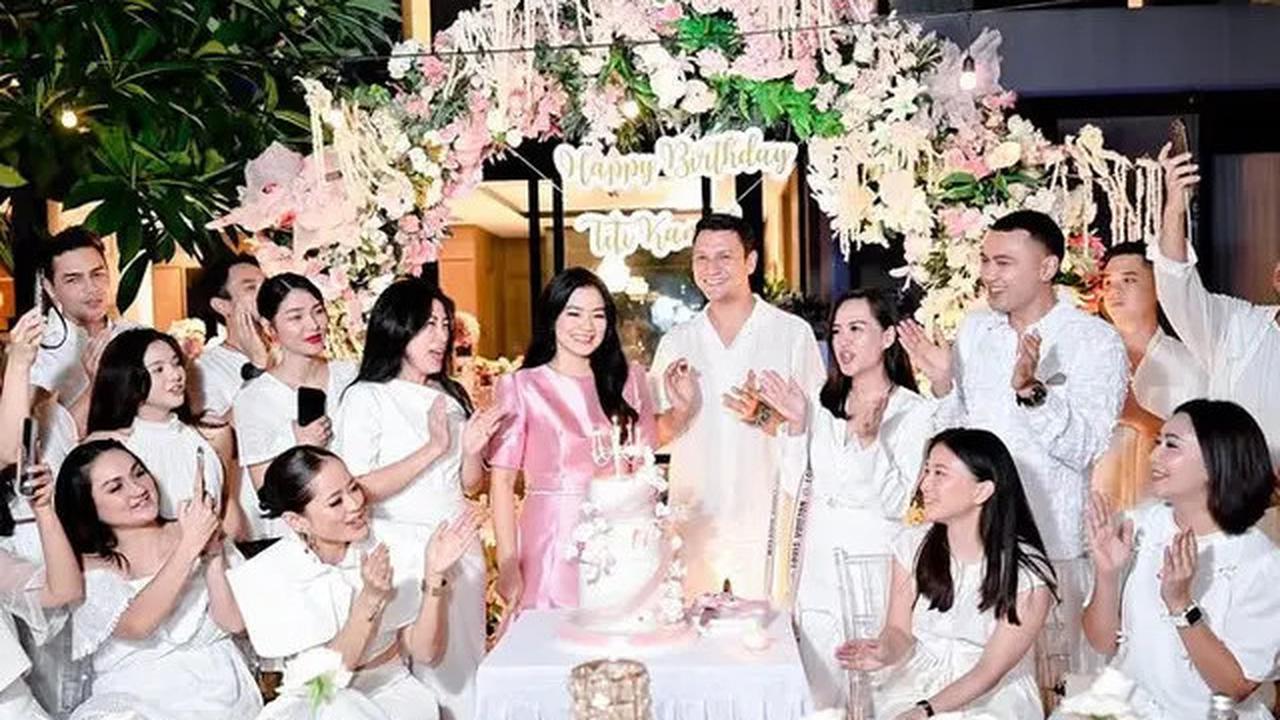 6 Potret Titi Kamal bak Barbie Awet Muda Dibalut Dress Pink saat Rayakan Pesta Ulang Tahun ke-43 di Rumahnya